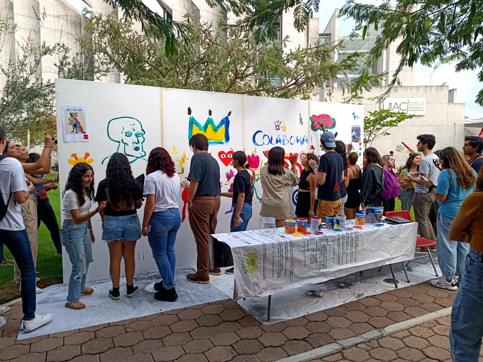 Estudiantes compartiendo experiencias universitarias