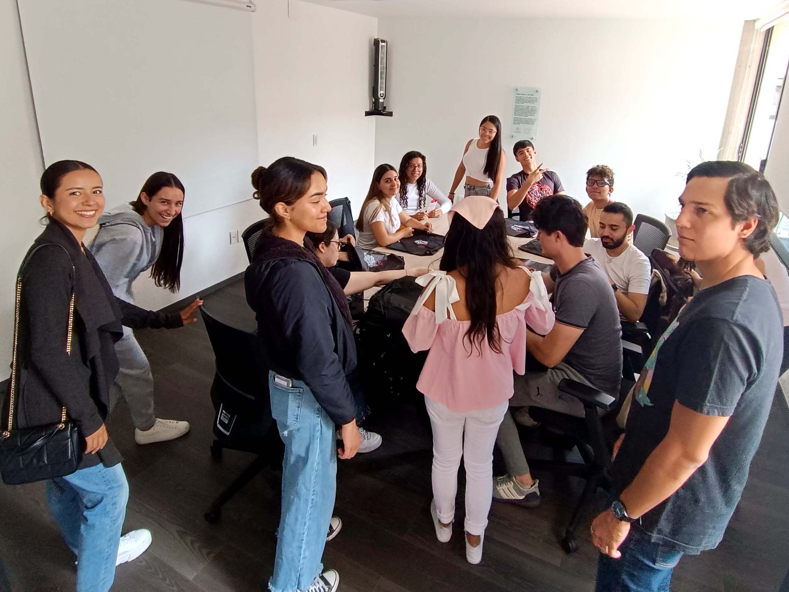Estudiantes colaborando en actividades universitarias